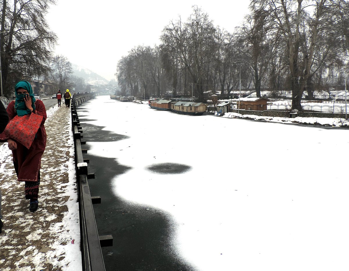 کشمیر میں بچھی برف کی تازہ چادر، شبانہ درجہ حرارت میں بہتری سے لوگوں کو راحت