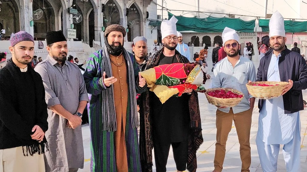 افغانستان کے صدر کی جانب سے درگاہ اجمیر شریف کے لیے بھیجی گئی چادر / آئی اے این ایس