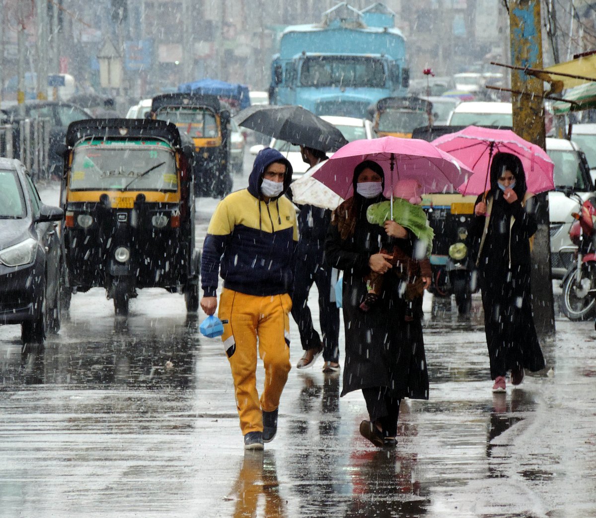 کشمیر: بارف و باراں کے بعد موسم میں بہتری، 3 مارچ سے پھر موسم خراب ہونے کی پیش گوئی