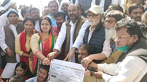 اجے کمار للو نے نشاد برادری کے لوگوں کو پیش کیا 10 لاکھ روپے کا چیک