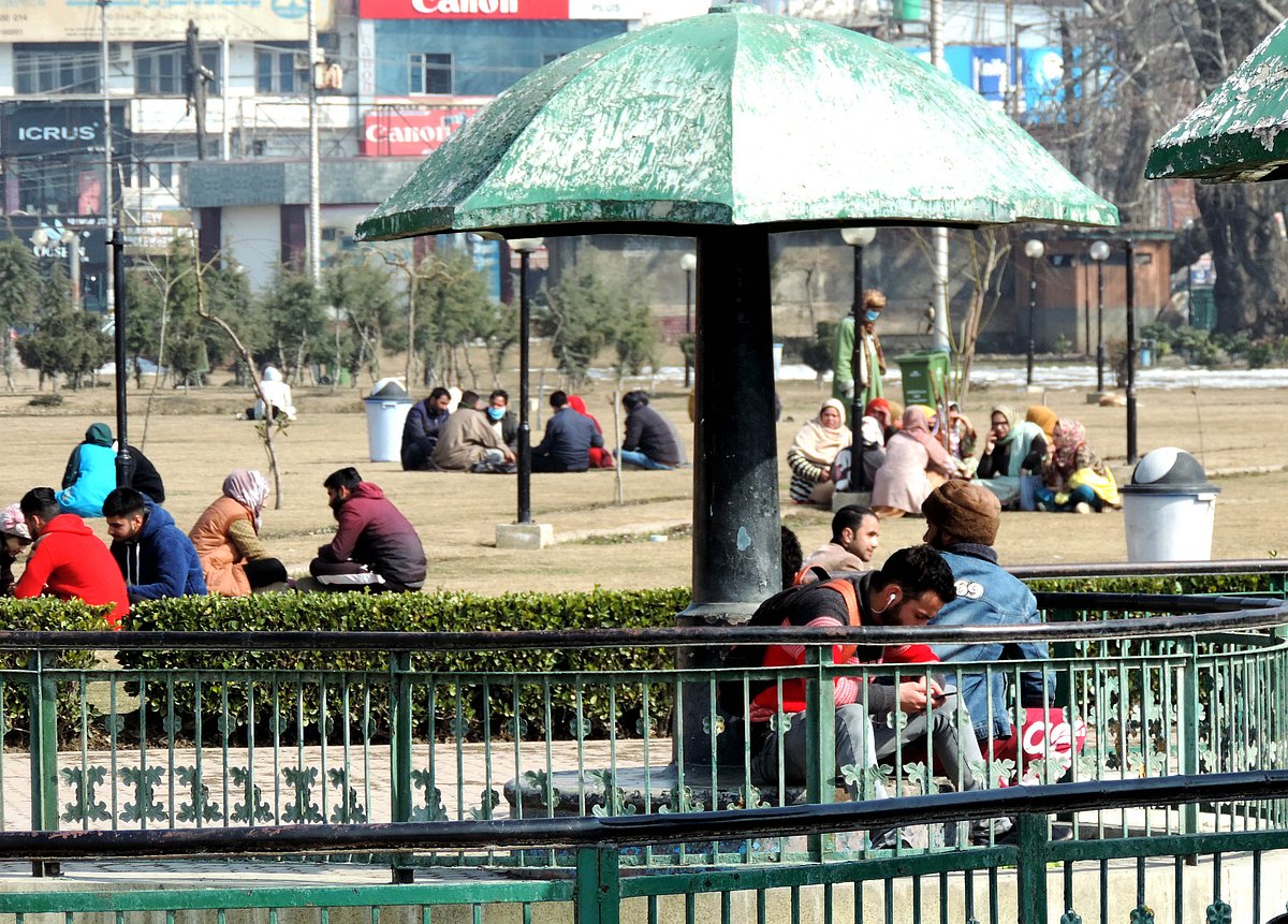 کشمیر: موسم مسلسل خوشگوار، لوگوں کو راحت