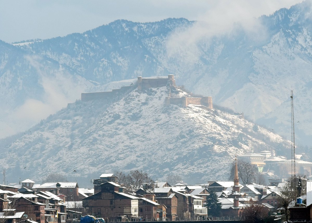 کشمیر: بالائی علاقوں میں تازہ برف باری میدانی علاقوں میں بارش