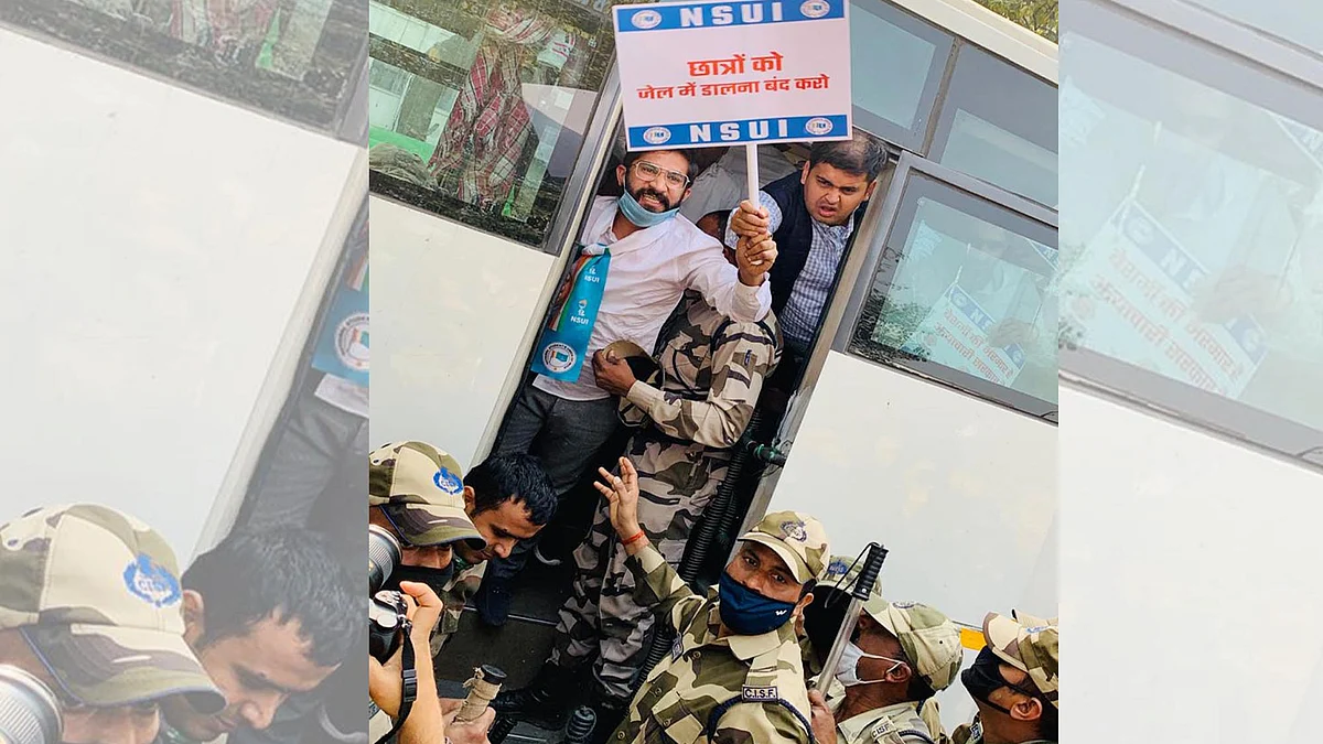 دشا روی کی گرفتاری کے خلاف این ایس یو آئی کا مظاہرہ / آئی اے این ایس