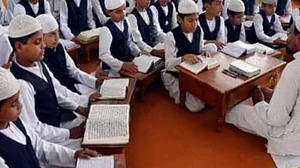 اب ہند-نیپال سرحد پر واقع مدرسوں کی فنڈنگ کا ذریعہ معلوم کرے گی یوپی حکومت، ضلع اقلیتی افسران کو دی گئی ہدایت