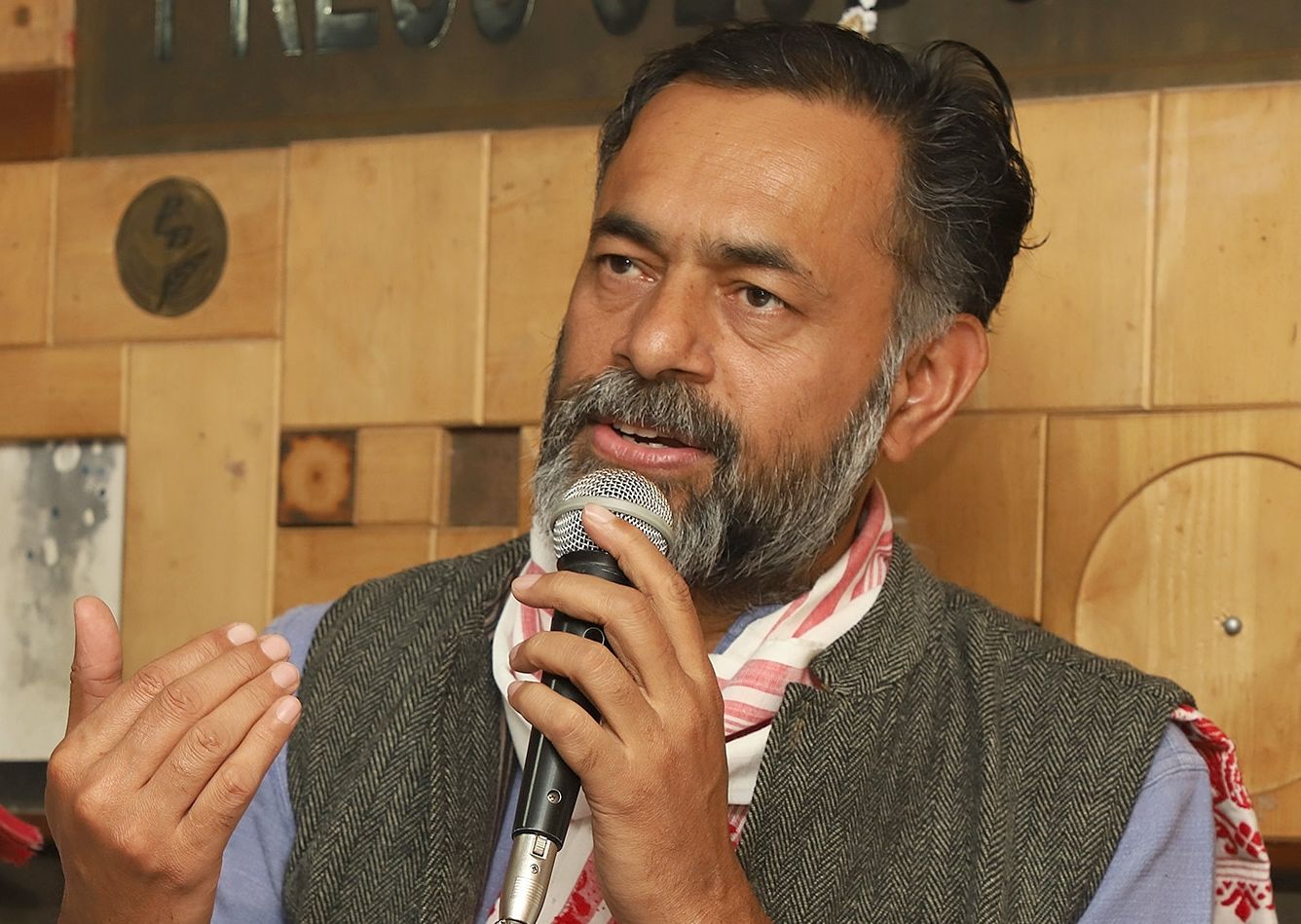 یوگیندر یادوِ، تصویر آئی این ایس