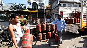 ’ایل پی جی‘ کے داموں نے دیا جھٹکا! گھریلو سلینڈر 25 روپے مہنگا