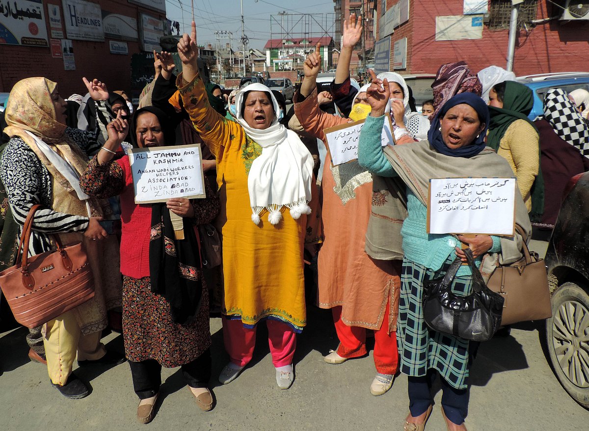 کشمیر: آنگن واڑی ورکرس کا مطالبات کو لے کر سری نگر میں احتجاج