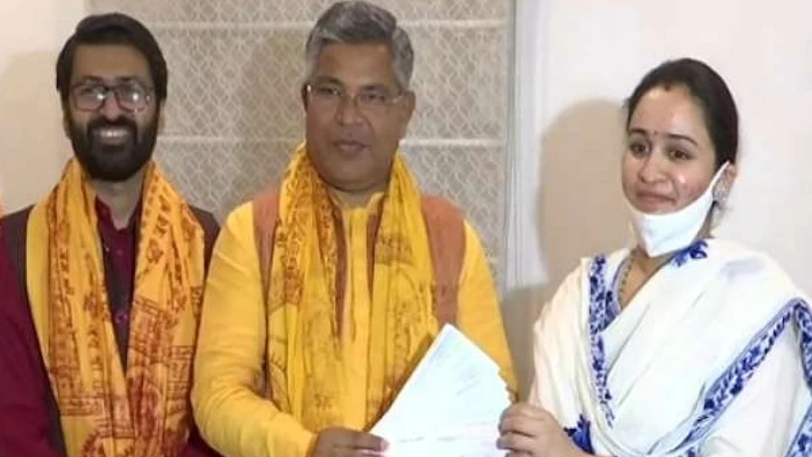 اپرنا یادو رام مندر کا ثندہ دیتے ہوئے، تصوہر آئی اے این ایس