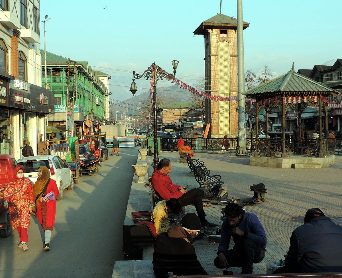 کشمیر: درجہ حرارت میں بہتری سے لوگوں کو راحت 