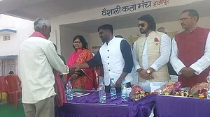 بہار: نتیش کے وزیر کی جگہ بھائی کے ہاتھوں سرکاری تقریب کا افتتاح، ایوان میں اپوزیشن کا ہنگامہ