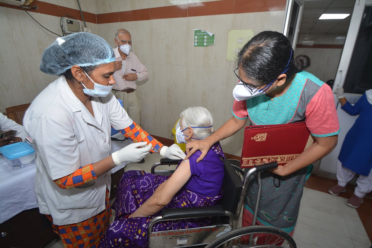 ملک میں کورونا بحران کے درمیان یوپی کے سرکاری اسپتالوں میں ویکسین ختم، بوسٹر کے لیے بڑھ گیا رش