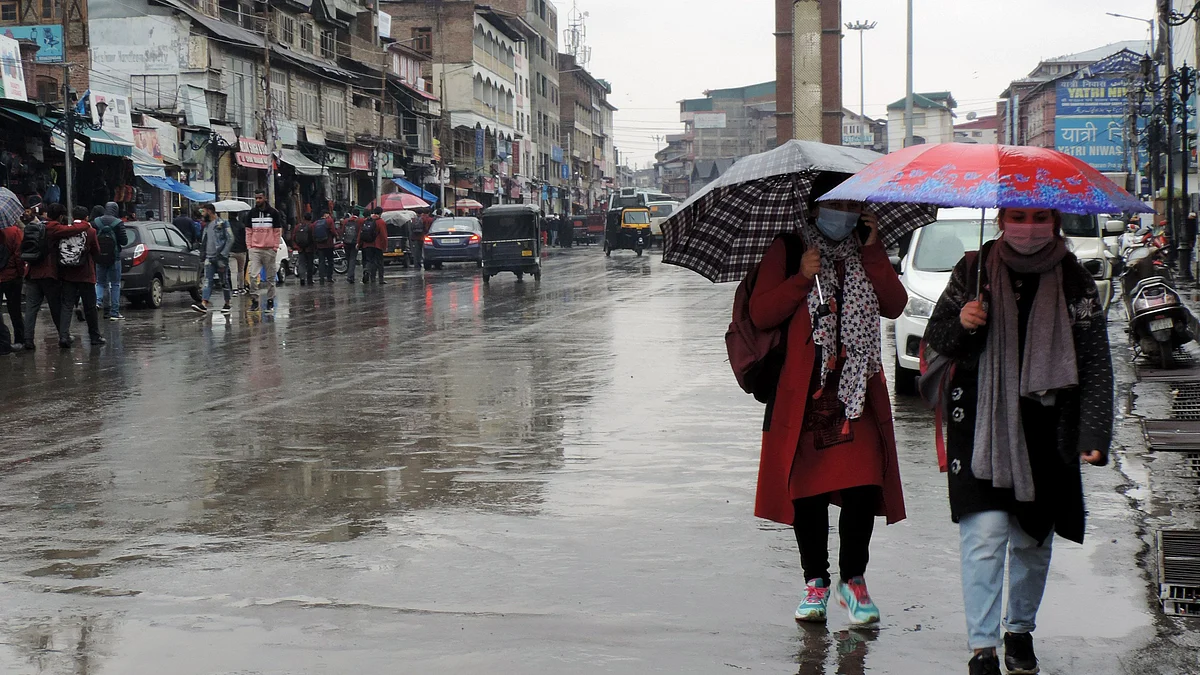 کشمیر میں برف و باراں / یو این آئی