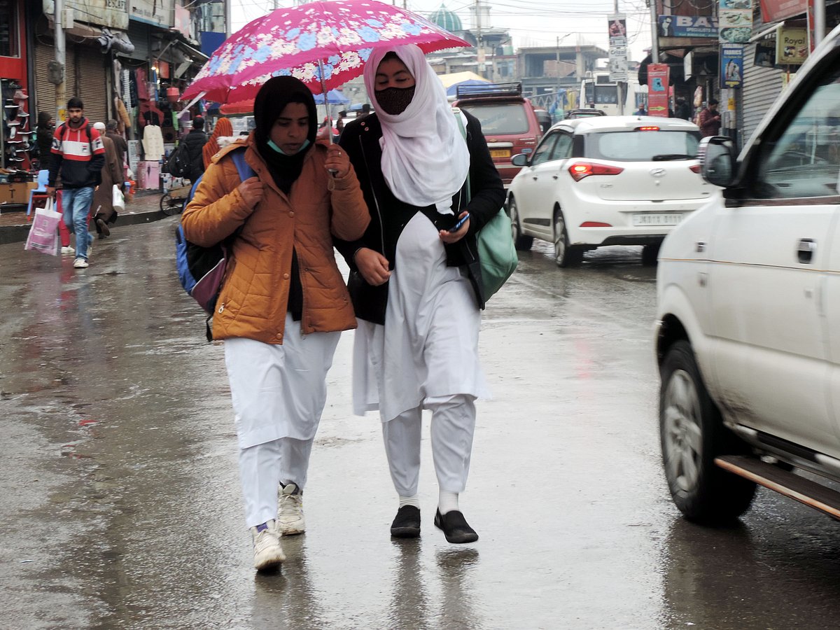 کشمیرکے بالائی علاقوں میں تازہ برف باری، میدانی علاقوں میں موسلا دھار بارشیں