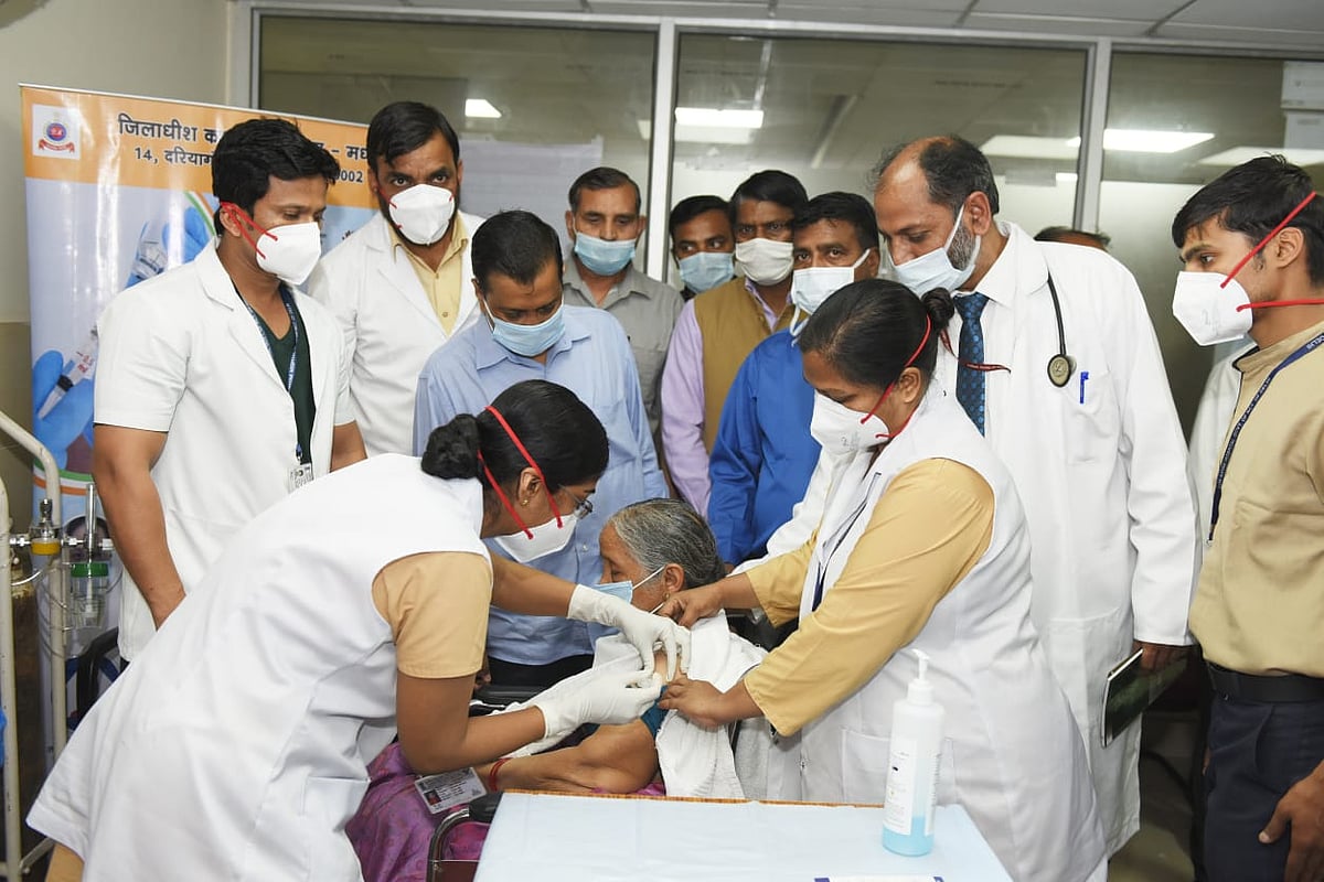 دہلی کے وزیر اعلیٰ اروند کیجریوال نے والدین کے ساتھ کورونا کا ٹیکہ لگوایا