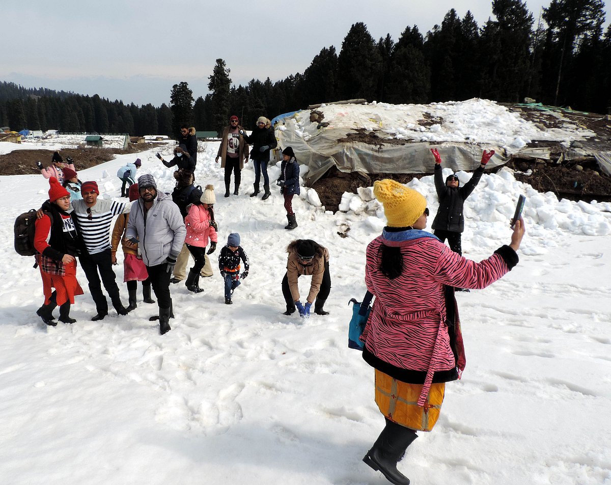 کشمیر: بالائی علاقوں میں ہلکی برف باری، میدانی علاقوں میں ہوئی بارش