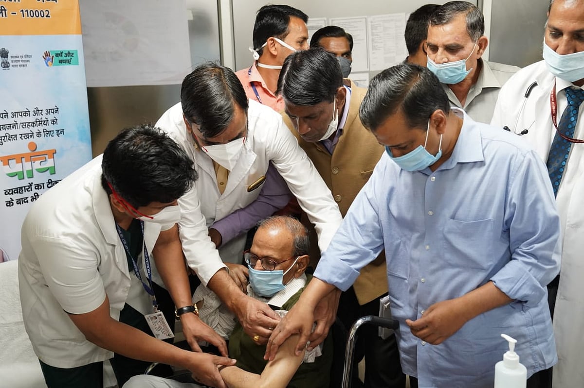 دہلی کے وزیر اعلیٰ اروند کیجریوال نے والدین کے ساتھ کورونا کا ٹیکہ لگوایا