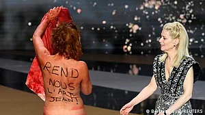 کورونا پابندیوں کے خلاف احتجاج، اداکارہ نے کپڑے اتار دیے