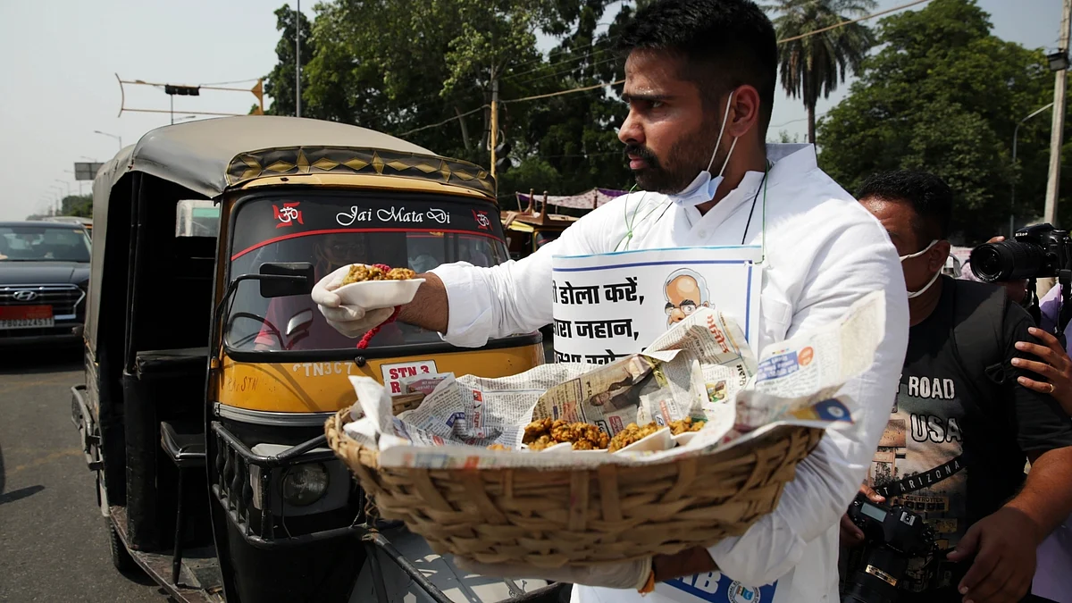 بے روزگاری کے خلاف حتجاج کے دوران پکوڑا فروخت کرتا نوجوان / آئی اے این ایس