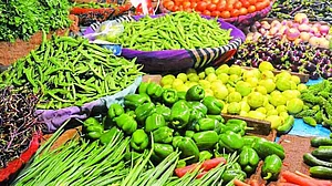 الور میں ایجنٹوں کی ہڑتال کے سبب کسانوں نے سبزی سڑک پر فروخت کی