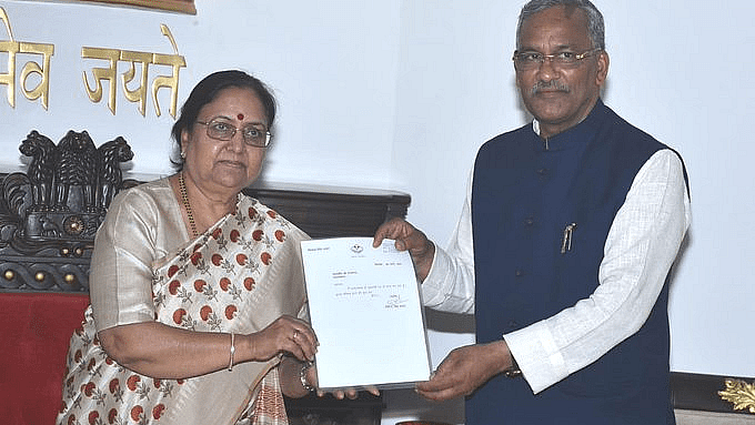 اتراکھنڈ کی گورنر بے بی رانی موریہ کو استعفیٰ سونپتے ہوئے وزیر اعلیٰ تریویندر راوت