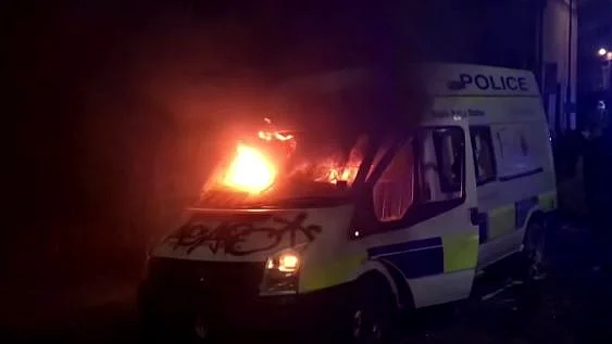 مظاہرین کے ذریعہ پولیس کی گاڑیاں نذر آتش، تصویر ویڈیو گریب