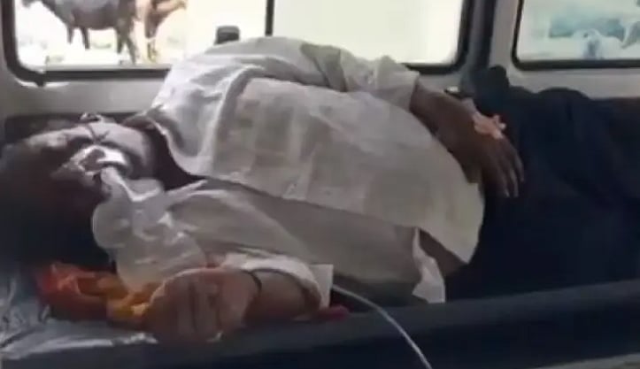 ’اسپتال میں بستر نہیں دے سکتے تو انجکشن دے کر مار ڈالو‘، مجبور بیٹے کی فریاد