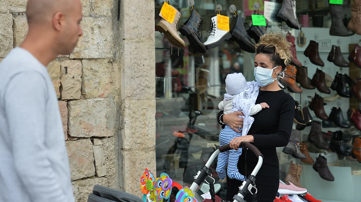 اسرائیل: گھر سے باہر ماسک لگانے کی پابندی ختم