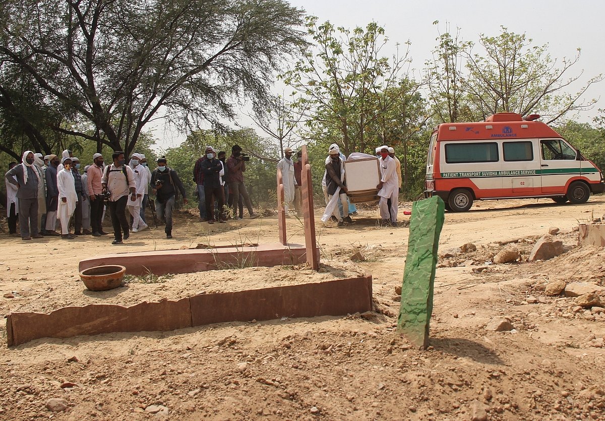 دہلی گیٹ کے کووڈ قبرستان میں تدفین کرتےہوئے