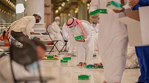 کورونا وبا کے دنوں میں روزہ دار مسجد حرام میں افطاری کس طرح کرتے ہیں؟