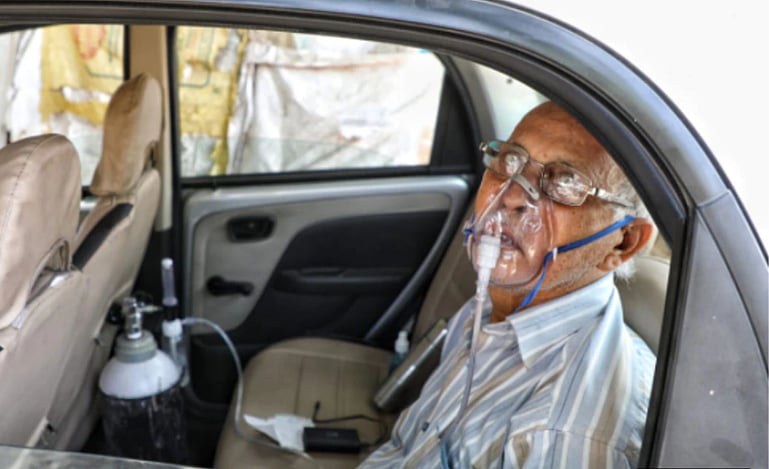 لکھنؤ: کورونا متاثر والد کو آکسیجن سلنڈر کے ساتھ لے کر اسپتال در اسپتال بھٹکتا رہا بیٹا