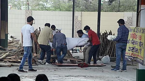 کورونا بحران کے درمیان یوپی میں ویک اینڈ لاک ڈاؤں کا اعلان، ضروری خدمات ہی مستثنیٰ ہوں گی