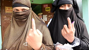 <div class="paragraphs"><p>آسام میں ووٹ ڈالنے کے بعد انگلی پر سیاہی کا نشان دکھاتیں خواتین / یو این آئی</p></div>