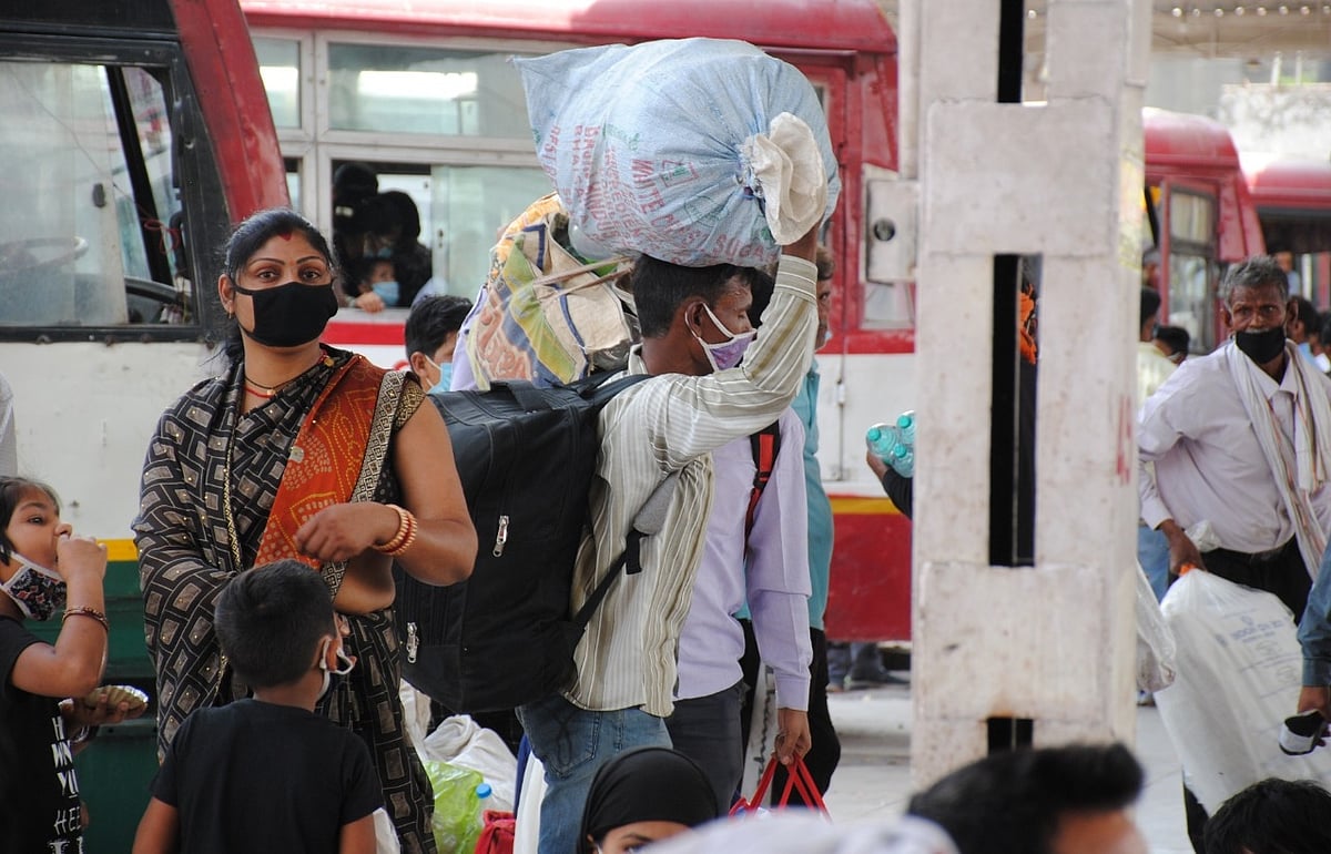 مہاجر مزدور دہلی سے جاتےہوئے