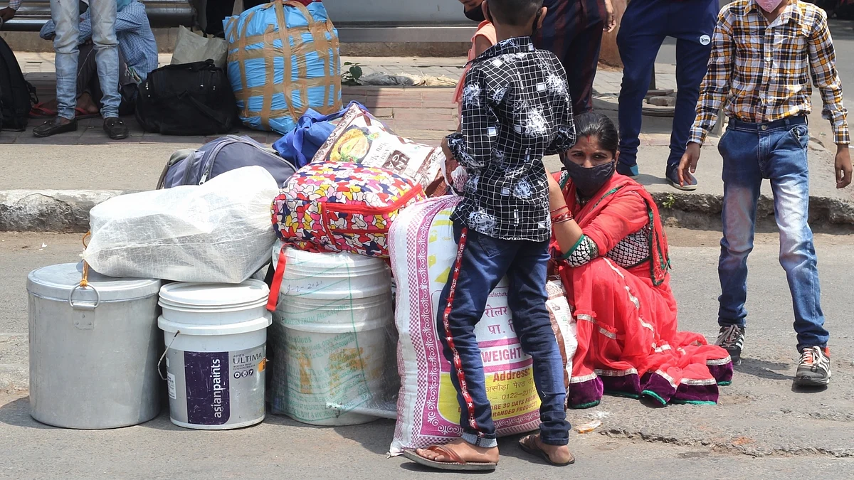 اپنے گھروں کو لوٹتے مہاجر مزدور / آئی اے این ایس