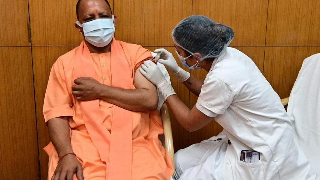 وزیر اعلیٰ یوگی آدتیہ ناتھ کی ٹیکہ کاری / آئی اے این ایس