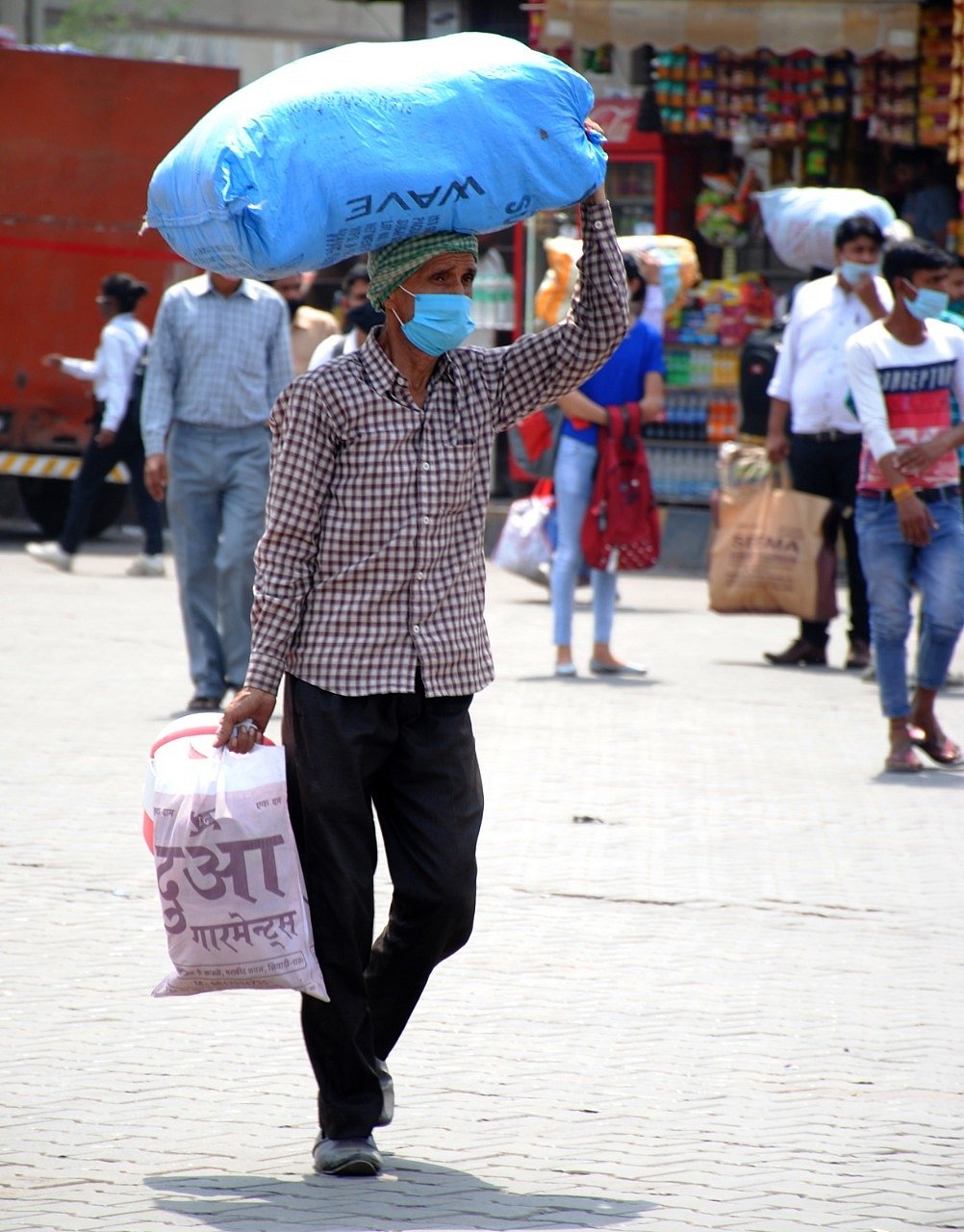 مہاجر مزدور دہلی سے جاتےہوئے