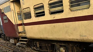 پسنجر ٹرین کا انجن اور ایک ڈبہ پٹری سے اترا، ڈرائیور کی ہوشیاری سے حادثہ ٹلا