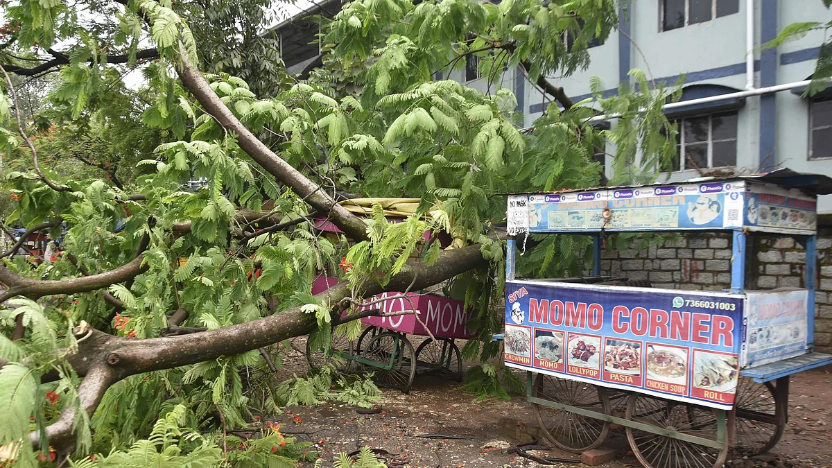 گردابی طوفان یاس کی تباہی کا منظر / یو این آئی