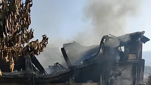 کشمیر میں خوفناک آتشزدگی، 5 دکانیں، 3 گودام، 40 سبزی کے ریڑھے خاکستر