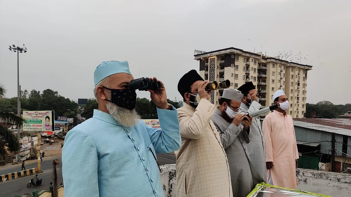 <div class="paragraphs"><p>چاند دیکھنے کی فائل تصویر</p></div>