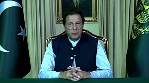 مشکل میں عمران خان، افغانستان میں امریکی فوج کی مدد پر عوام برہم، مظاہرے شروع