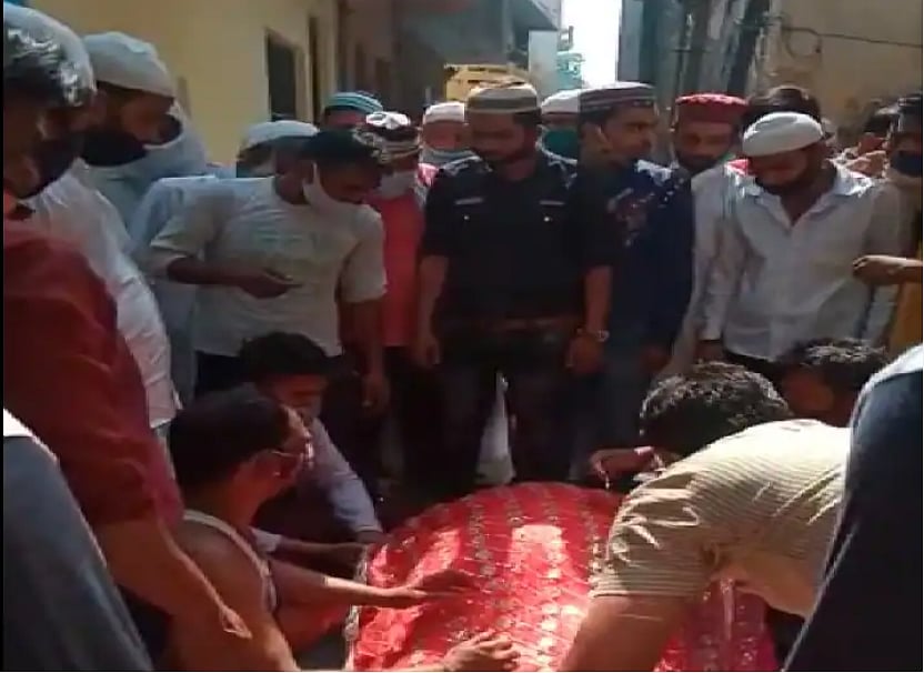 ایک بار پھر مسلمانوں نے پیش کی بھائی چارے کی مثال، ہندو خاتون کی آخری رسومات ادا کی