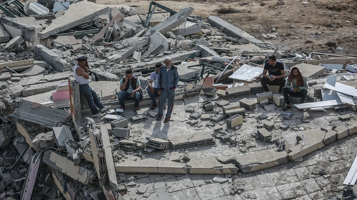 <div class="paragraphs"><p>غزہ میں اسرائیلی بمباری کے بعد کا منظر (فائل)</p></div>