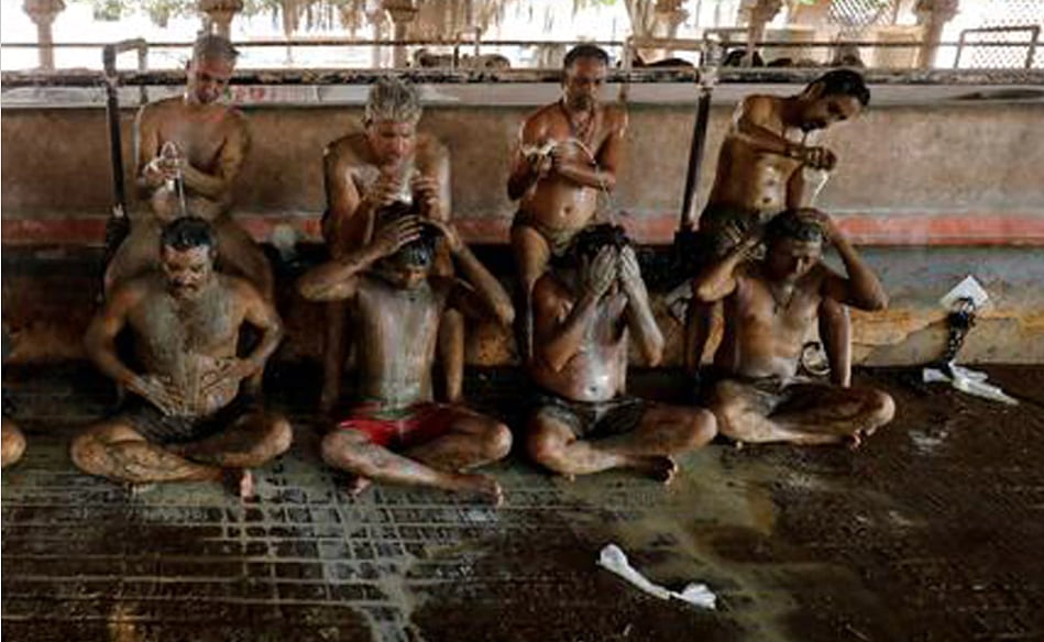 کورونا سے بچنے کے لیے ’گوبر اور گئو موتر‘ سے نہا رہے لوگ، ڈاکٹرس نے بتایا خطرناک!