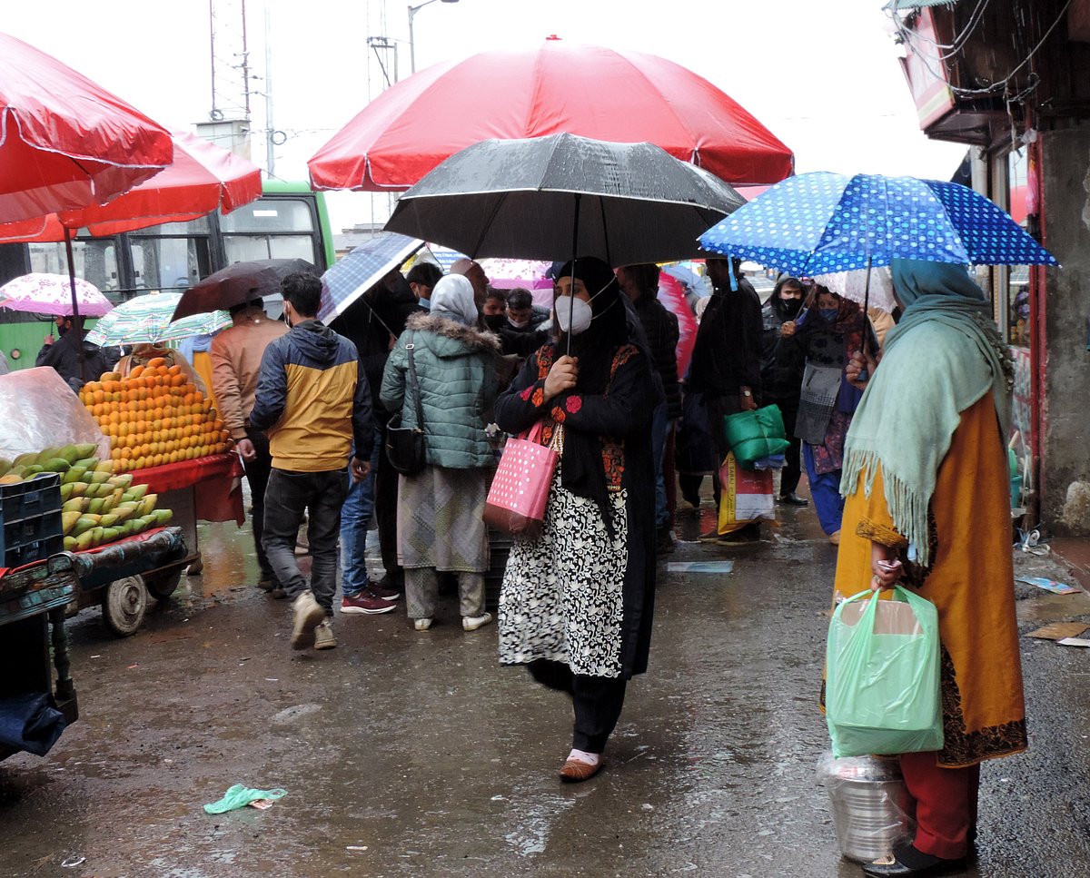 کشمیر: خوشگوار موسم کے بیچ موسلا دھار بارشوں کی پیش گوئی