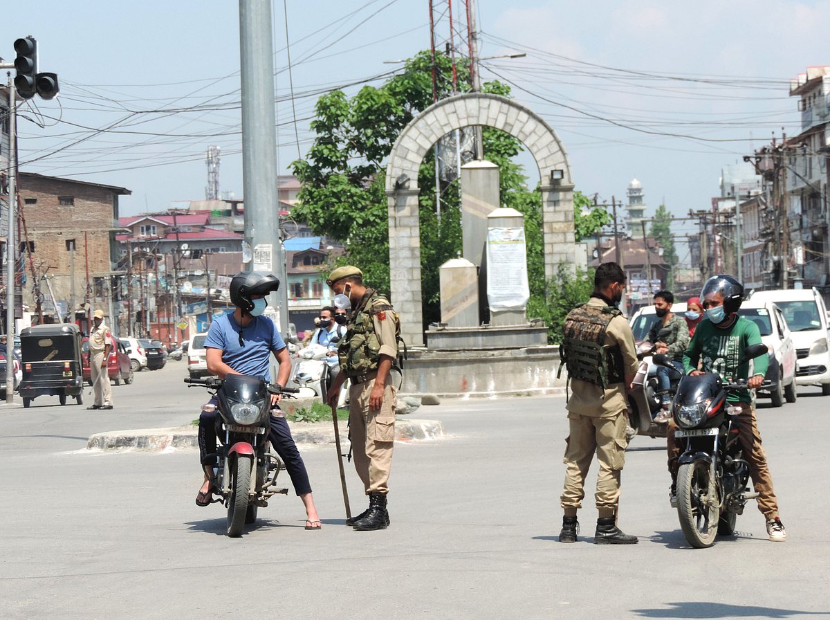 کورونا بحران: جموں و کشمیر میں کورونا کرفیو جاری، معمولات زندگی بدستور معطل