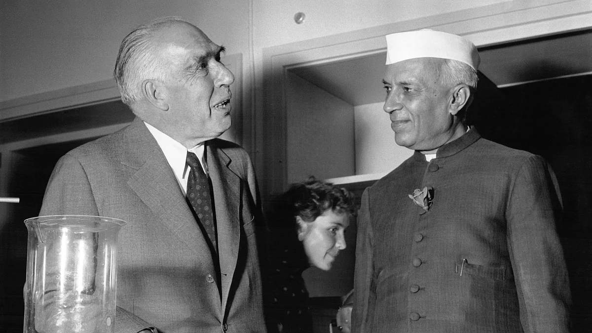 سابق وزیر اعظم جواہر لال نہرو مشہور سائنسداں نیلس بور کے ساتھ / Getty Images