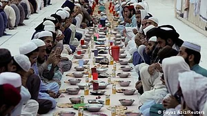 پاکستان ميں باقی سب بند مگر مساجد گنجائش سے زائد بھری ہوئی