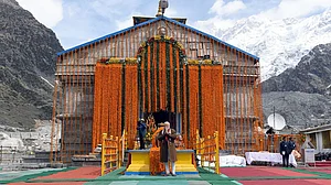 کورونا وبا کے درمیان بابا کیدار ناتھ کے دروازے کھلے، پی ایم مودی کی جانب سے ہوئی پہلی پوجا