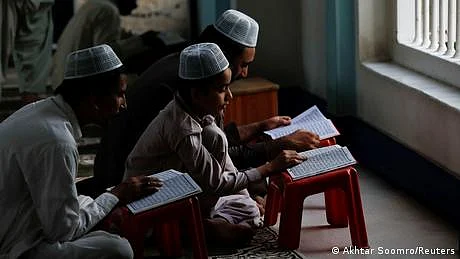 نئے نصاب ميں مذہب کی طرف جھکاؤ: کتنا صحيح، کتنا غلط؟